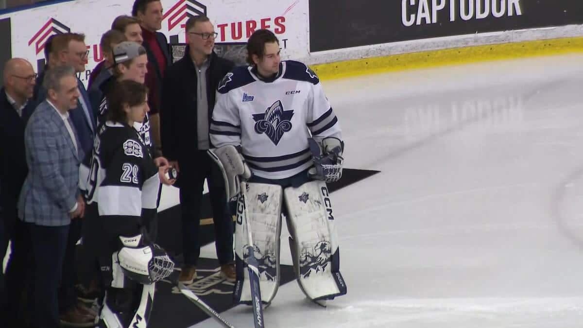 Le gardien Samuel Montembeault a été honoré avant le duel entre l'Armada de Blainville-Boisbriand et l'Océanic de Rimouski, le 16 décembre 2022, au Centre d'excellence Sports Rousseau. CAPTURE D'ÉCRAN / TVA SPORTS / AGENCE QMI