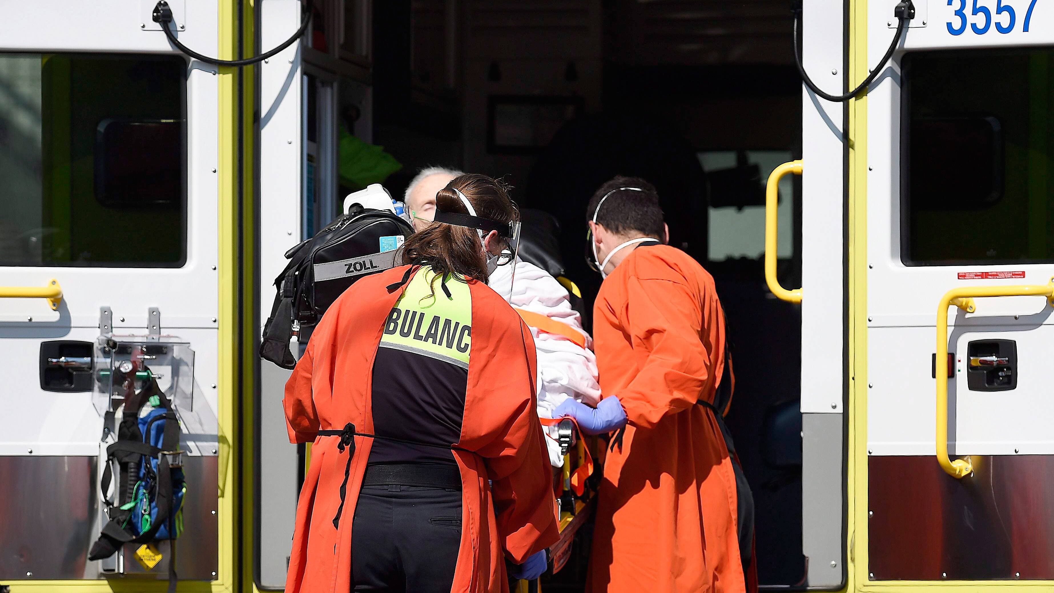 Le système de communication d’urgence RENIR doit permettre notamment aux ambulanciers de faciliter leurs communications avec d’autres services d’urgence, entre autres quand ils interviennent pour des cas de COVID-19, comme ici à la résidence privée pour aînés Auberge des Trois Pignons, à Québec, en juillet dernier.