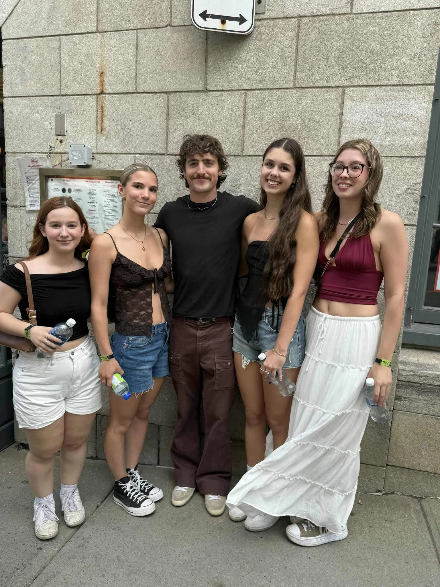 Kelya Simard, Mila Belley, Anaelle Villeneuve et Tania Girard ont croisé Benson Boone dans les rues du Vieux-Québec, vendredi.