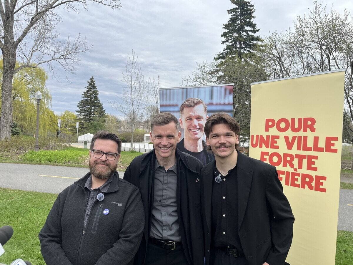Bruno Marchand, maire de Québec, entoure ses deux nouveaux candidats au scrutin de novembre 2025. Il s’agit de Raphaël Lebailly (Les Monts, Charlesbourg), à gauche, et de Clément Bourdeau (Vanier-Duberger, des Rivières).