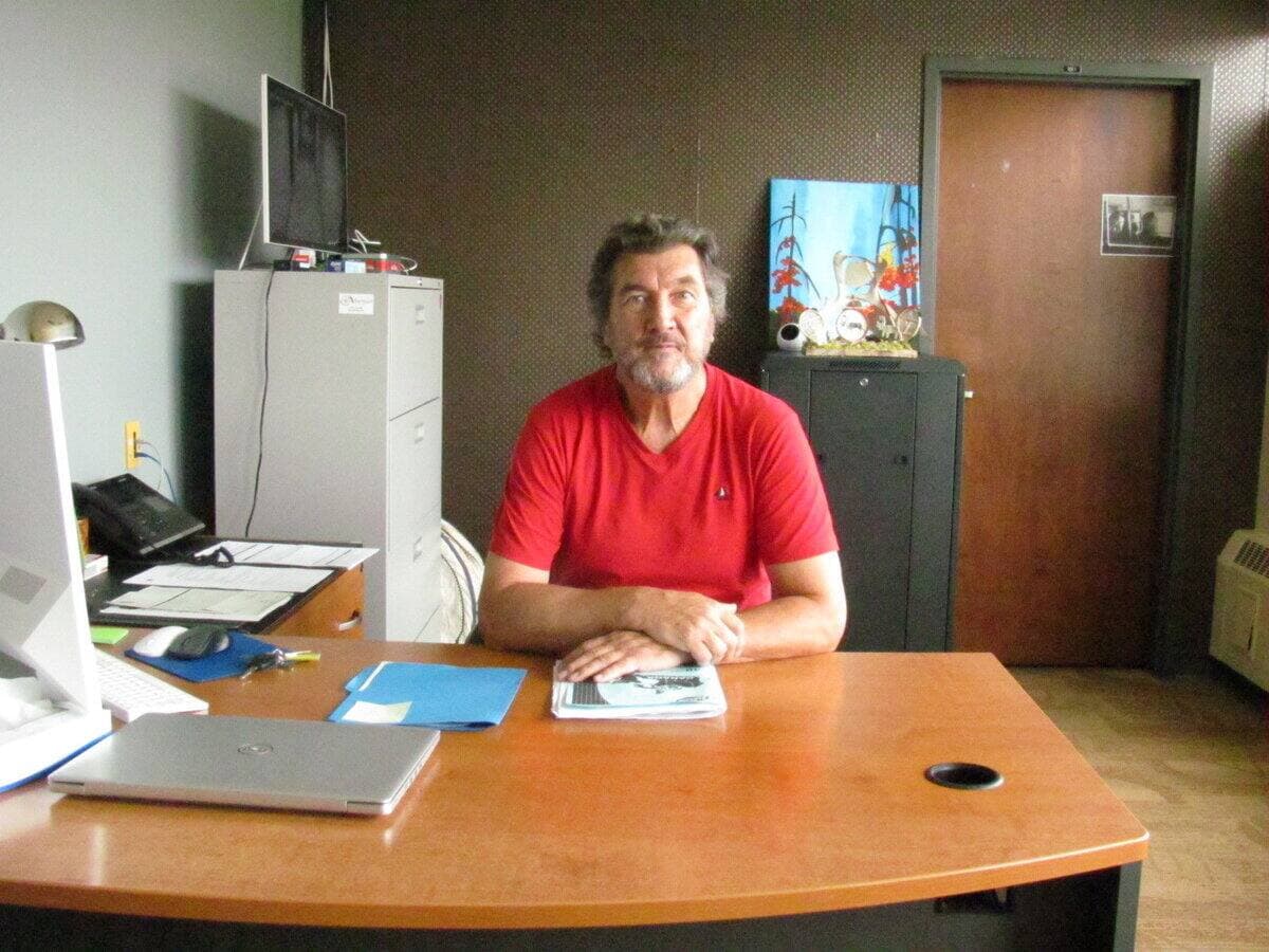 Le directeur de l’école Kanatamat Tshitipenitamunu, Pascal Foucault, est accusé d’agression sexuelle.