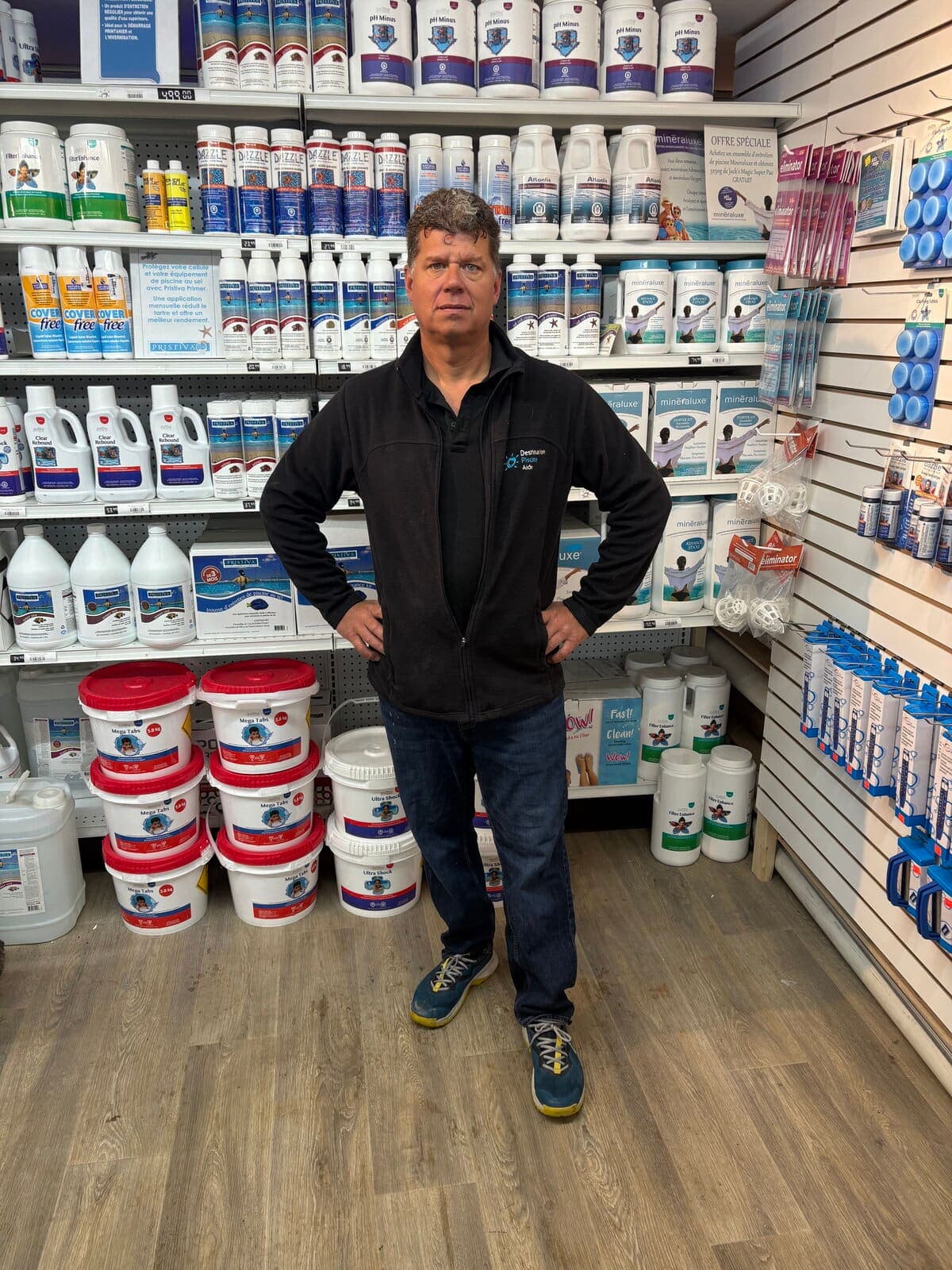 Steve Whitty de l’entreprise Piscine Aide, distributeur de produits pour les piscines et les spas à Saint-Bruno