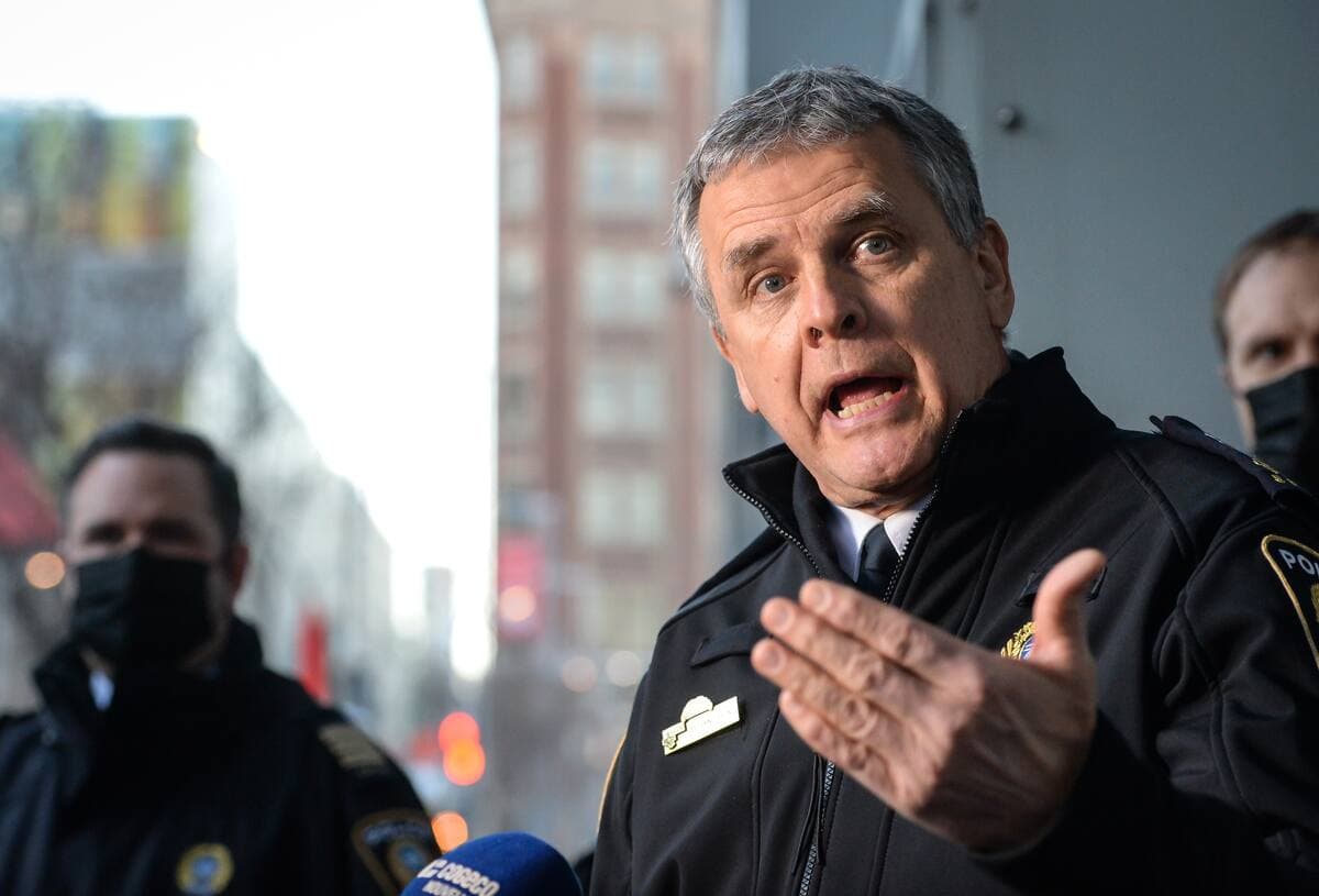 Le directeur du SPVM, Sylvain Caron, a fait le point sur l'enquête portant sur le policier battu, puis désarmé à Montréal à la fin janvier. Il a rencontré les médias lors d'un point de presse tenu devant le quartier général du SPVM, sur la rue Saint-Urbain, à Montréal, le jeudi 4 février 2021.