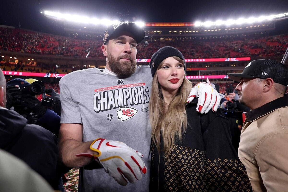 Travis Kelce et Taylor Swift se sont encore retrouvés sous les projecteurs après une autre grosse victoire des Chiefs devant leurs partisans, à Kansas City.