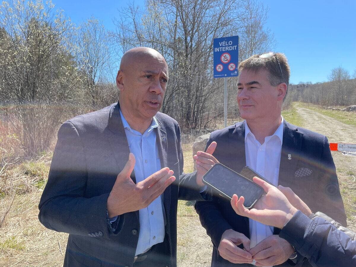 Le conseiller municipal Stevens Mélançon et le chef d'Équipe Priorité Québec, Patrick Paquet, sur le site de La Marmota, à Cap-Rouge.