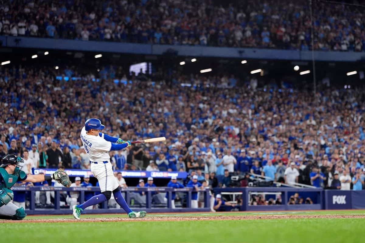 La foule était debout pour assister, lundi, au circuit frappé par George Springer dans le septième match de la série de championnat de la Ligue américaine face aux Mariners de Seattle.