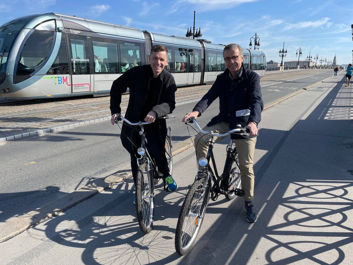 Le maire a profité des pistes cyclables de Bordeaux avec son homologue, Pierre Hurmic.