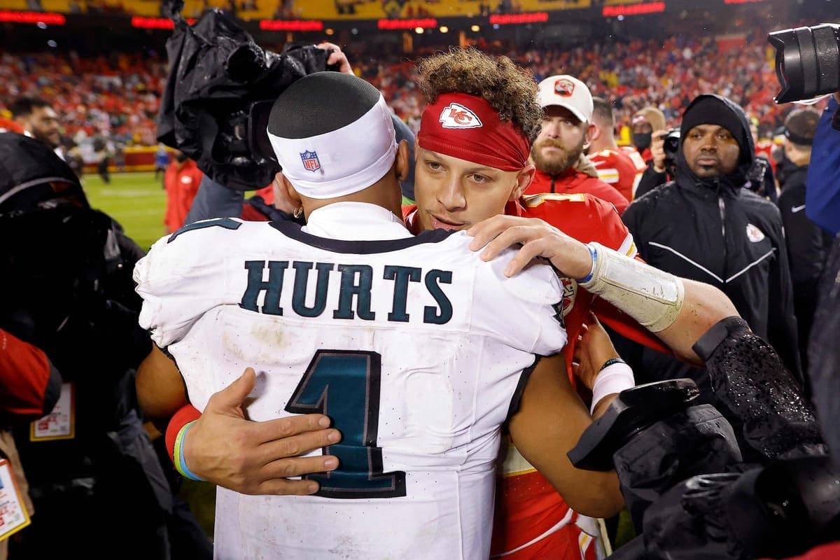 L'un des gros duels de la semaine opposera Patrick Mahomes et les Chiefs à Jalen Hurts et les Eagles, dans une revanche du Super Bowl 59.