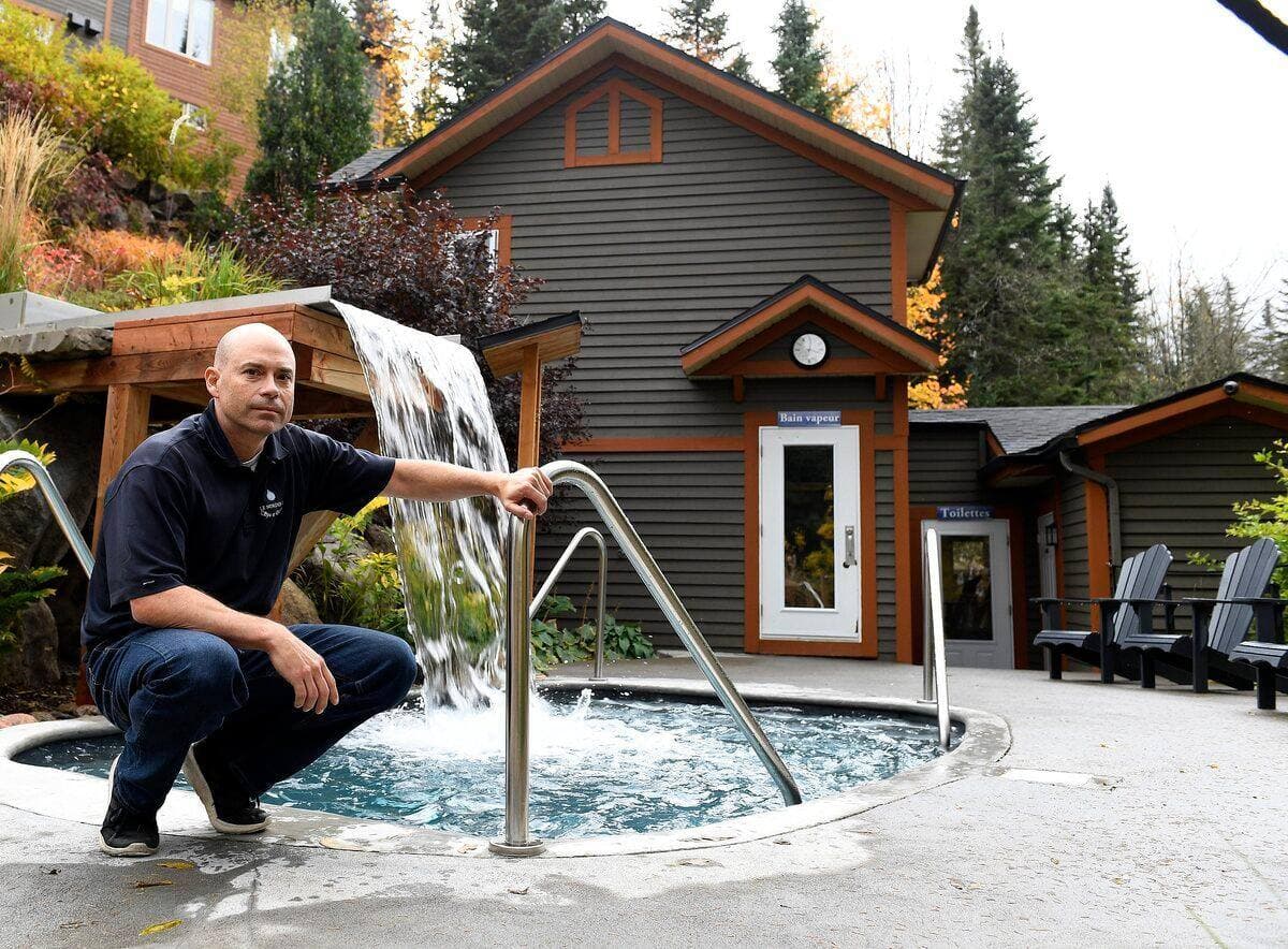 Hugues Lavoie dans son établissement, le Nordique spa Stoneham. En janvier 2018, le chalet avait été dévoré par les flammes, mais il a été reconstruit depuis.