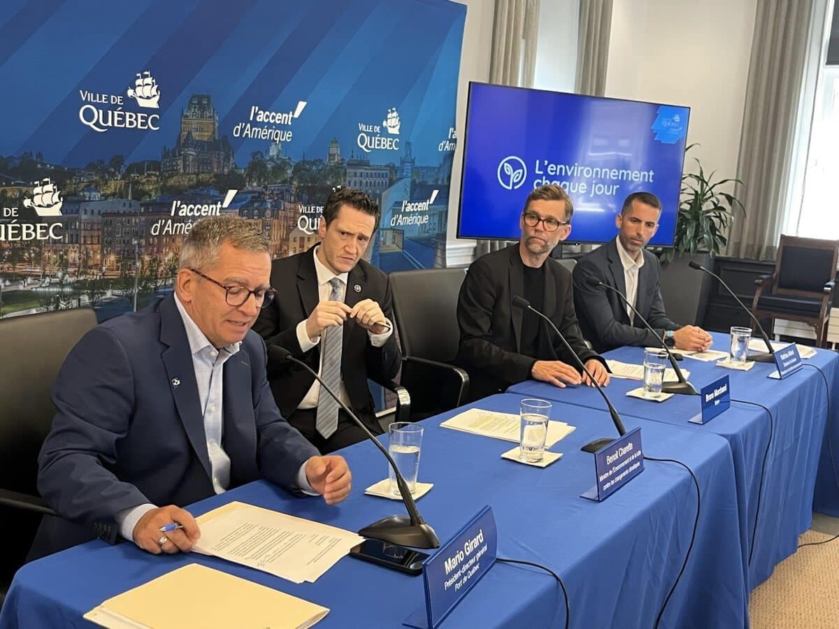 Point de presse mardi matin à l’hôtel de ville de Québec. On reconnaît de gauche à droite: le PDG du Port de Québec, Mario Girard, le ministre de l’Environnement, Benoit Charette, le maire de Québec, Bruno Marchand, et le directeur de division Prévention et contrôle environnemental à la Ville de Québec, Matthieu Alibert.