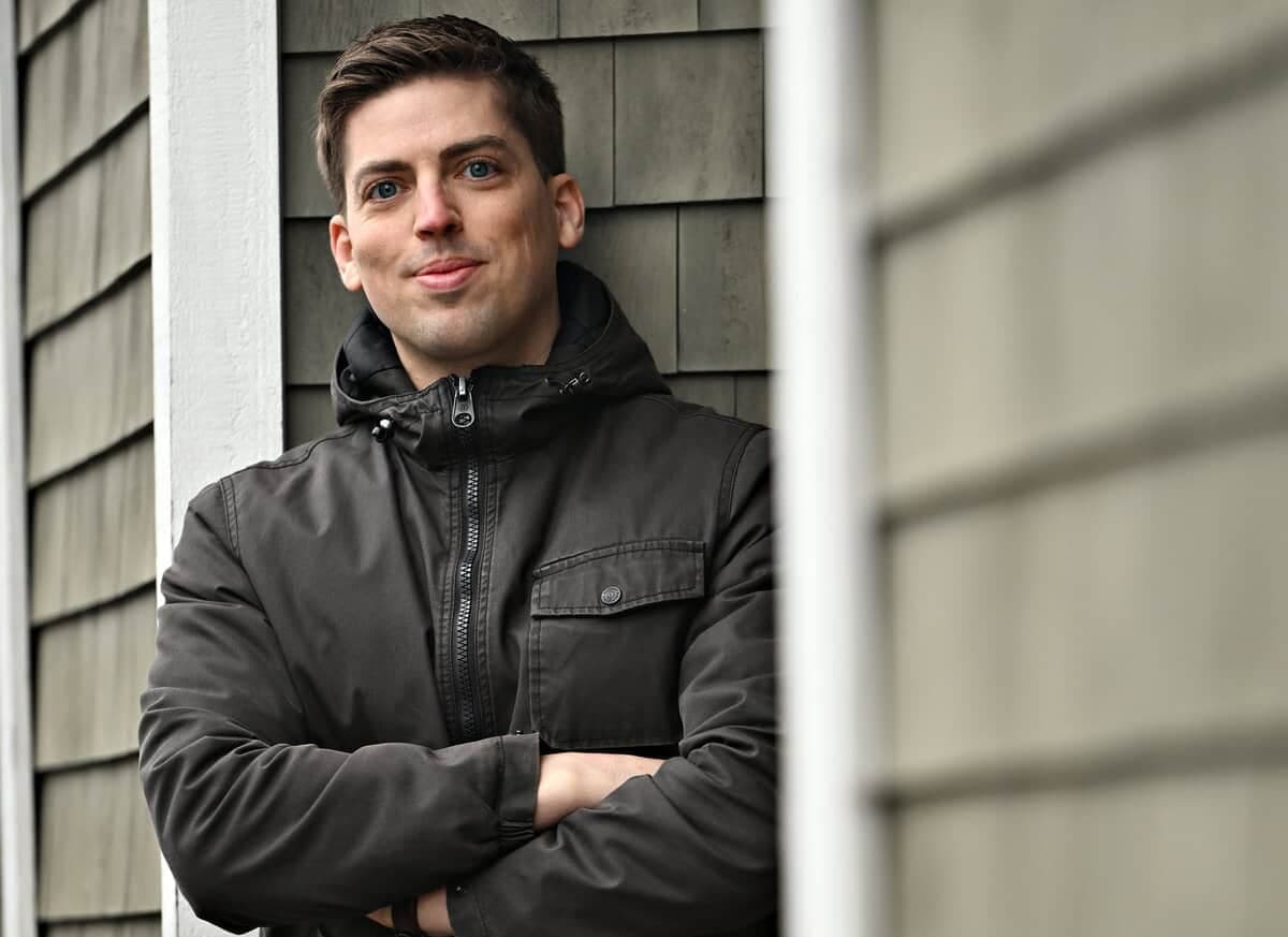 Benoit Picard publie ce printemps «Pour qu'il reste des vagues». Il a été photographié au Tambour Café, dans le Vieux-Lévis.
STEVENS LEBLANC/JOURNAL DE QUEBEC/AGENCE QMI)
