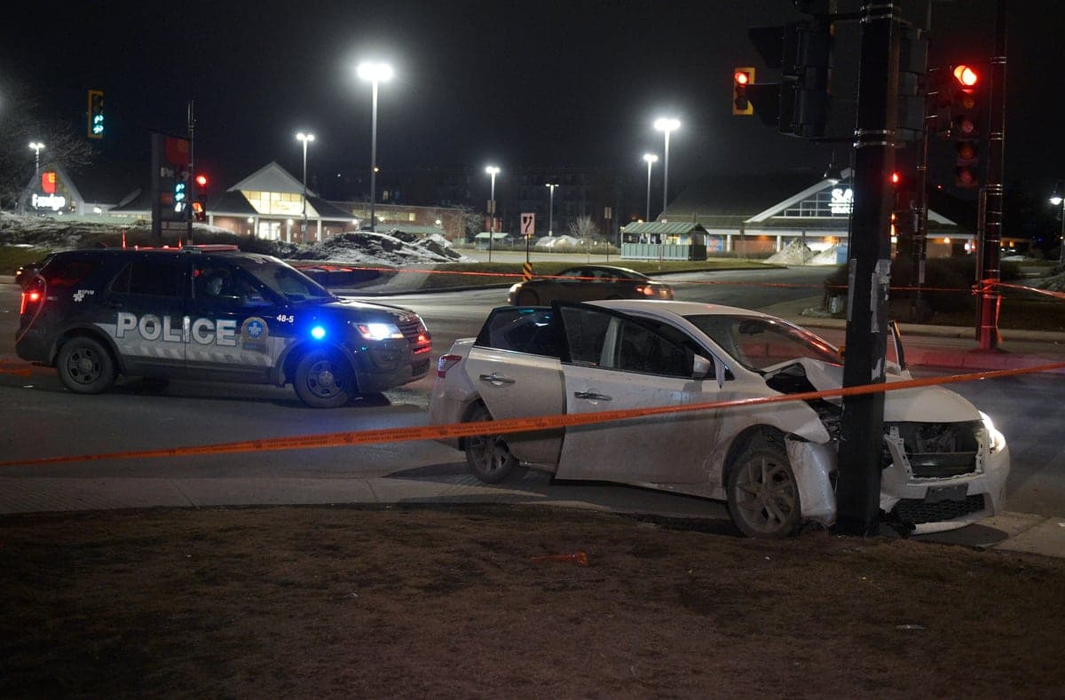 Un homme a été retrouvé blessé par arme blanche à bord d'un véhicule accidenté qui a percuté un poteau de feux de circulation, à l'entrée du stationnement de la Place Versailles, sur la rue Sherbrooke Est à Montréal, vers 22h15, le vendredi 18 mars 2022. PASCAL GIRARD/AGENCE QMI