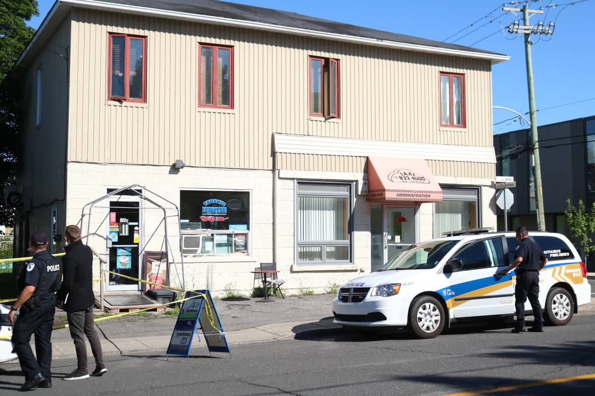 Le drame est survenu à la sortie d’un appartement situé au-dessus d’un dépanneur, sur la rue Wolfe, à Lévis. L’endroit est connu du milieu policier.