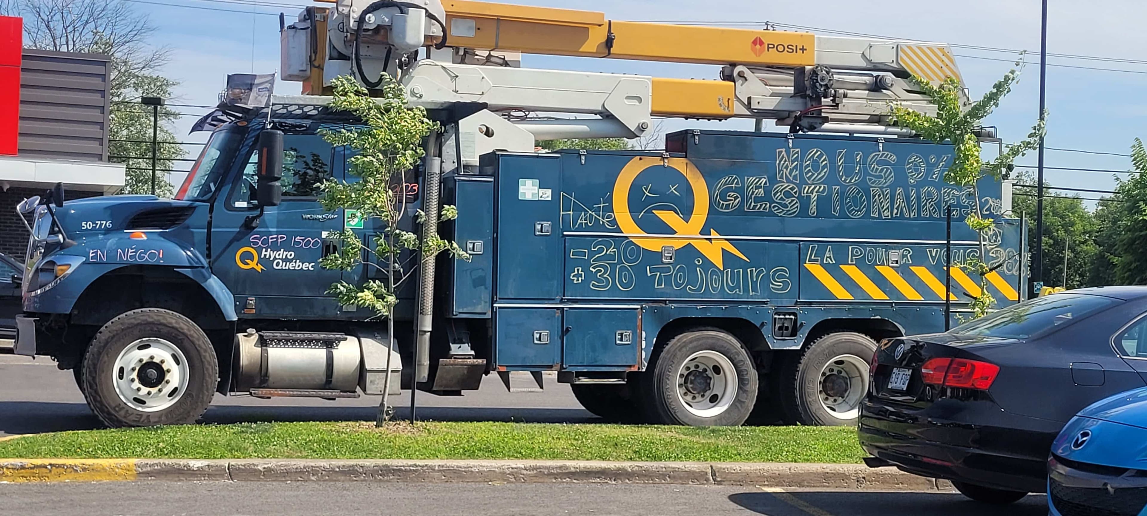 Un camion d'Hydro-Québec couvert de grafitis, à Repentigny.