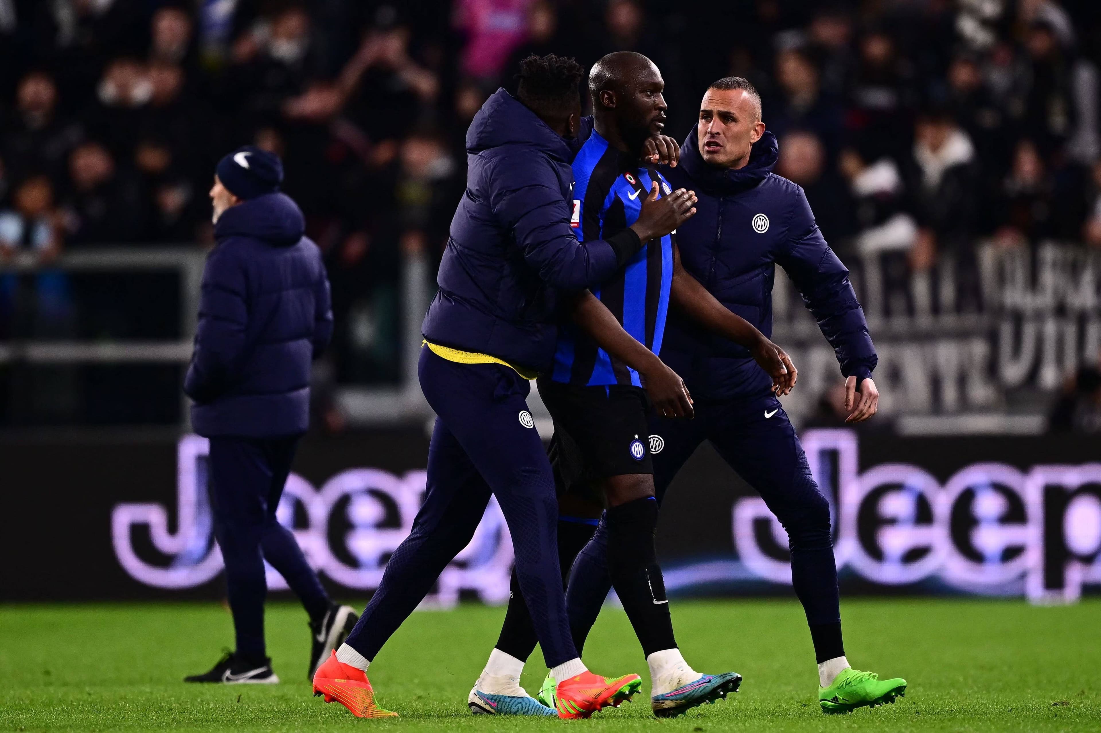 Romelu Lukaku, de l'Inter Milan, quitte le terrain après avoir marqué sur un tir de pénalité et avoir reçu un second carton jaune pour avoir nargué les partisans de Turin qui le ciblaient avec des cris racistes.