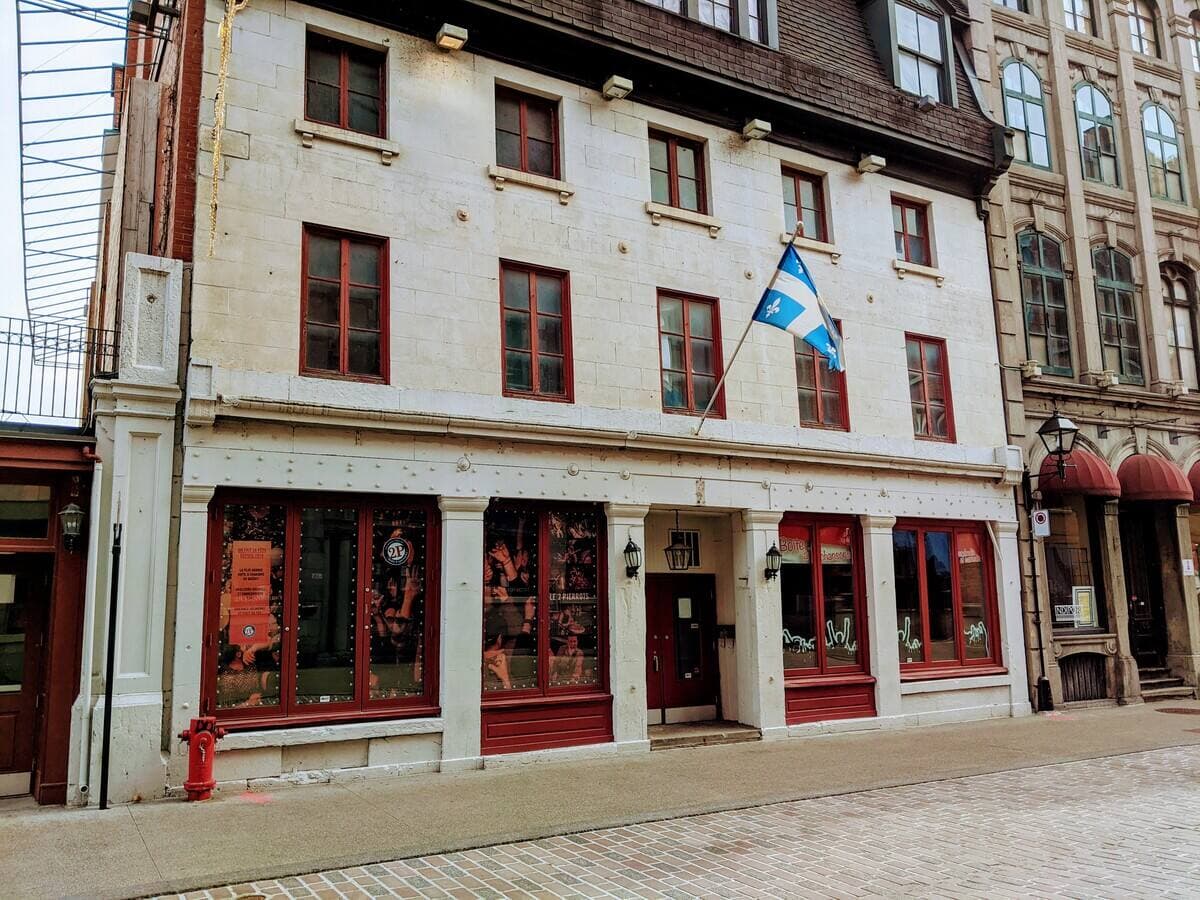 Après 46 ans d’existence, la boîte à chanson Le 2 Pierrots tirera sa révérence lors d’un ultime concert – virtuel celui-là – samedi le 12 décembre 2020. Sur la présente photo prise le 12 novembre 2020: Au 104 rue Saint-Paul Est, dans le Vieux-Montréal, l’emblématique enseigne du 2 Pierrots a été décrochée. Bruno Marcotte / AGENCE QMI