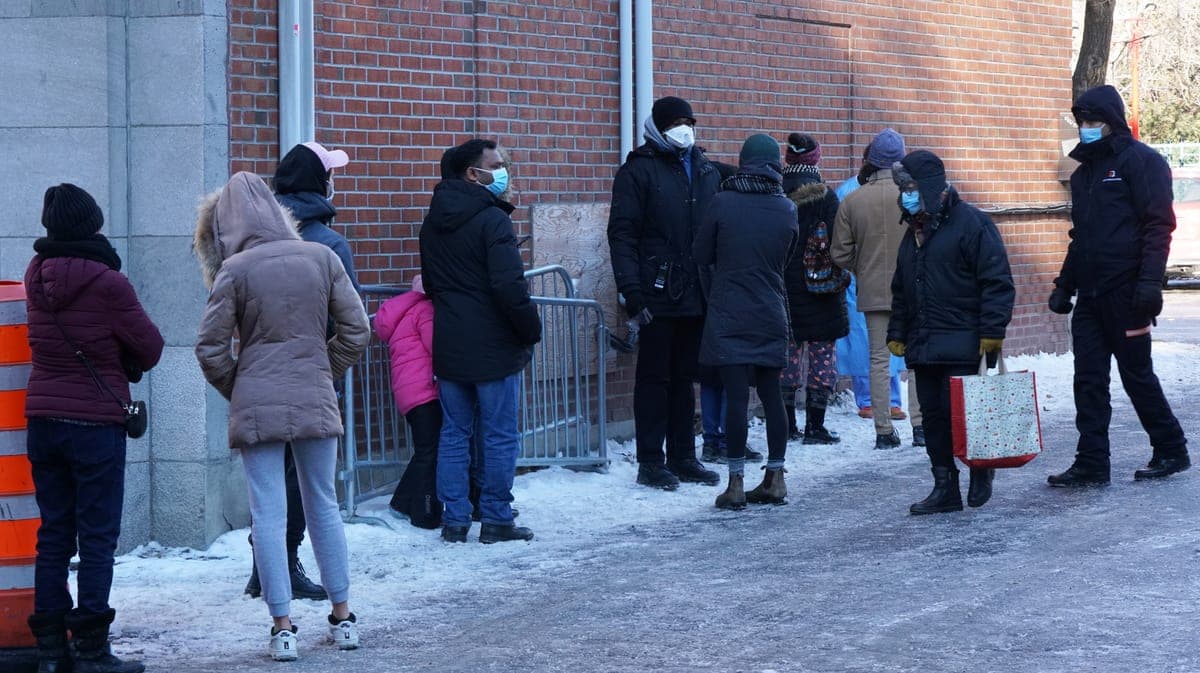 La file était longue au CLSC de la Visitation, qui a atteint sa pleine capacité dès la matinée.
