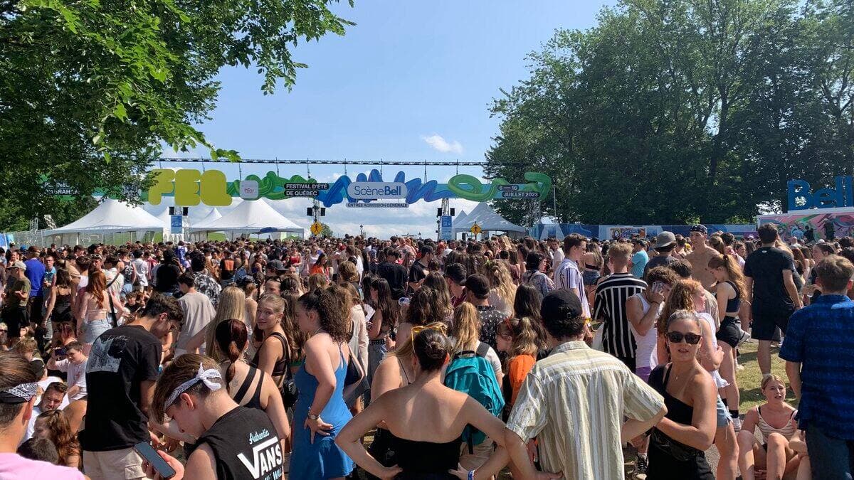 Des festivaliers attendent l'ouverture des portes avant un concert du Festival d'été. Plusieurs n'ont pu acheter de laissez-passer cette année.