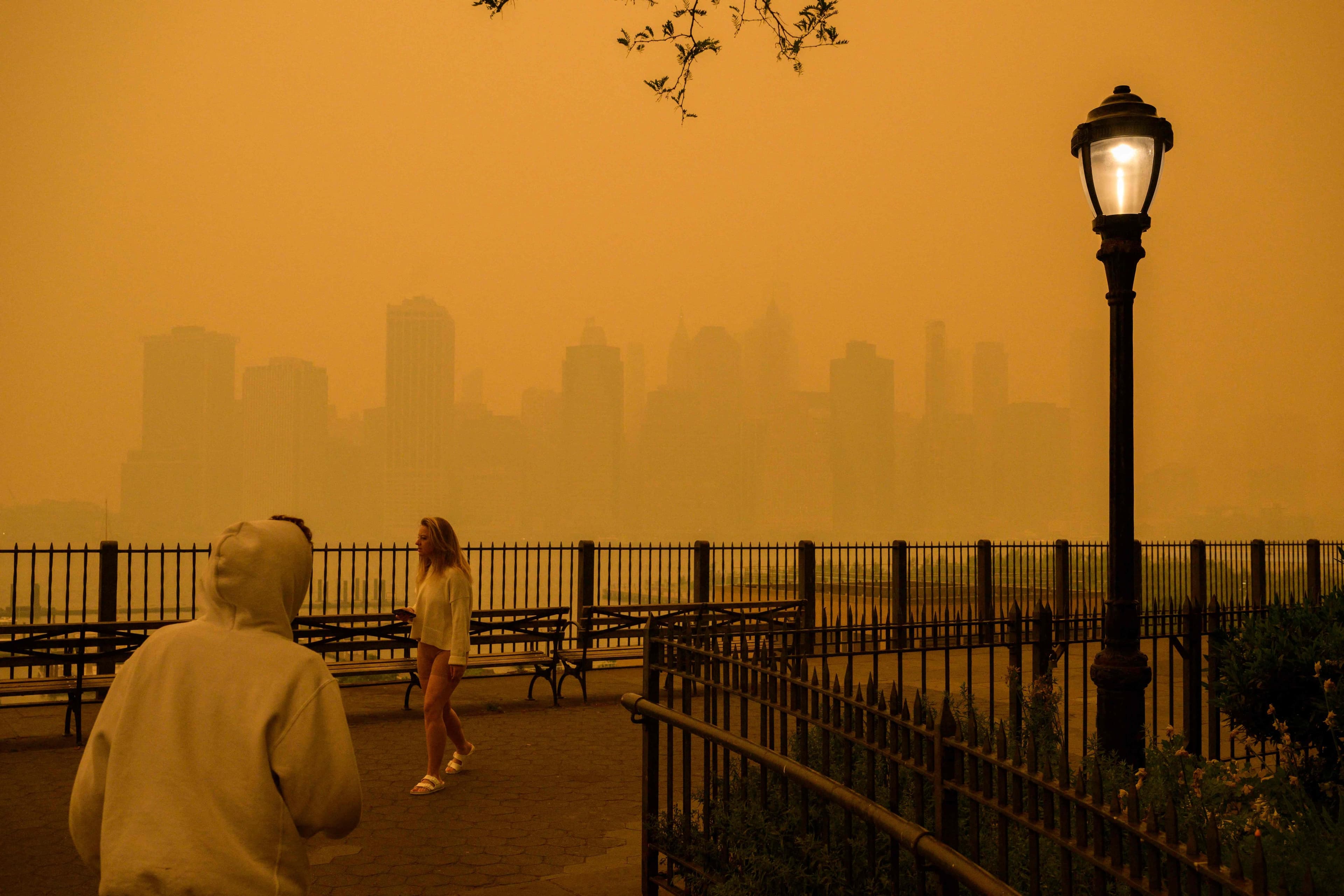 Le ciel était orangé à New York mercredi et on devine que la qualité de l'air été mauvaise.