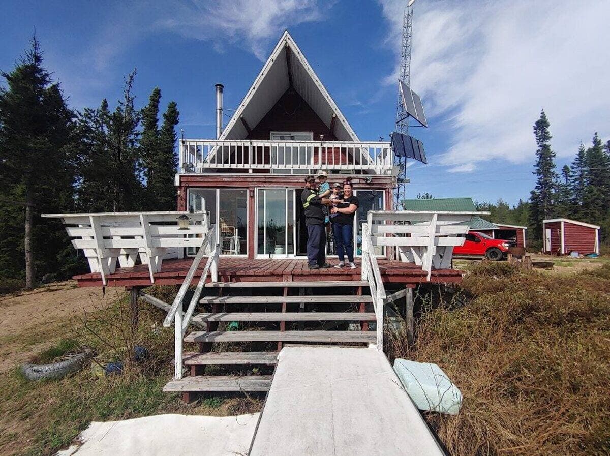 Le chalet familial de Jean-Claude Paquet, au nord de Notre-Dame-de-Lorette, dans le nord du Lac-Saint-Jean. Le chalet a été incendié complètement par le feu 299, détruisant 30 ans de souvenirs familiaux pour les Paquet.