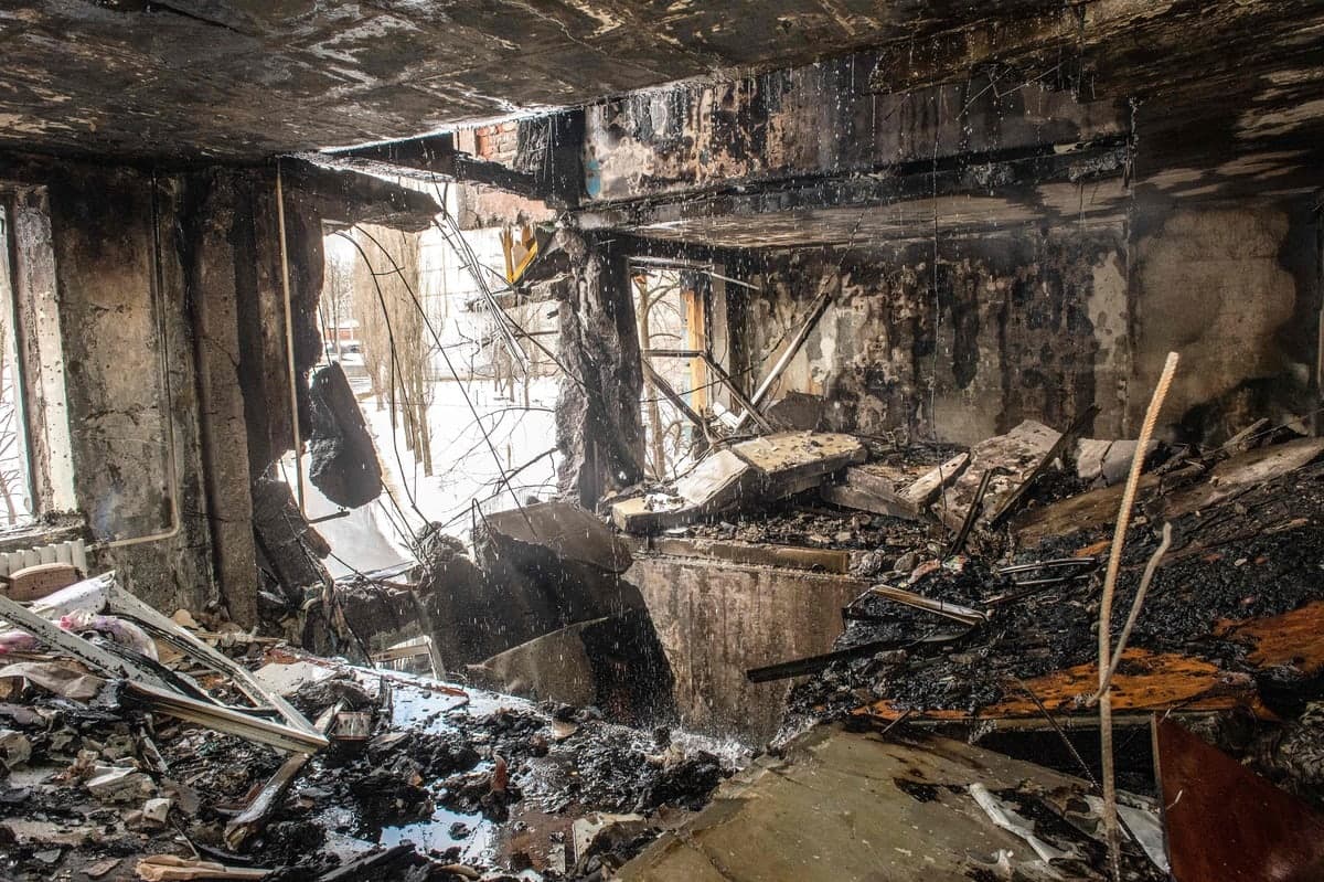 Les ruines d'un appartement après un bombardement russe à Kharkiv.