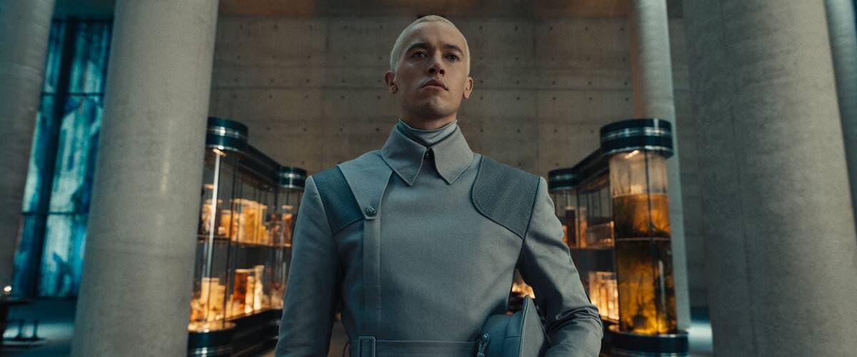 L'acteur Tom Blyth dans Hunger Games: La ballade du serpent et de l'oiseau chanteur.