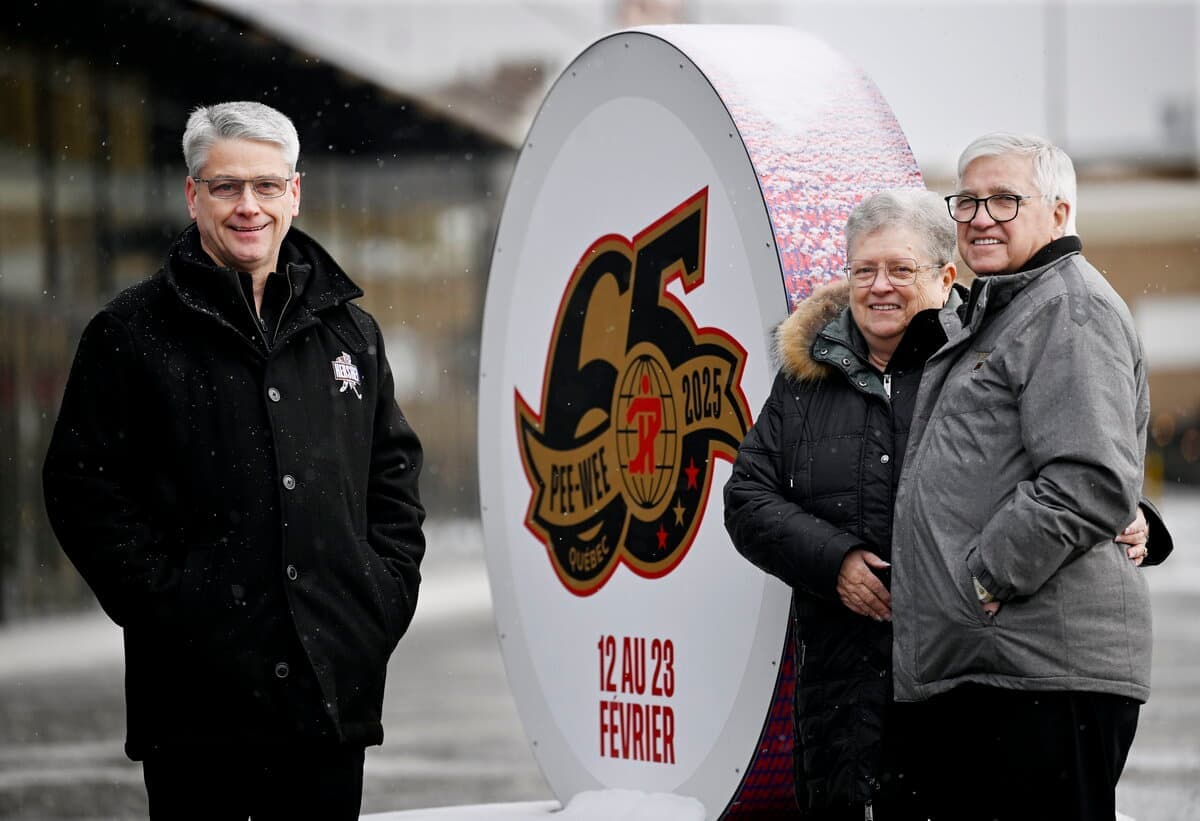 Diane et Jacques Dussault, avec leur fils François, sont responsables de l’hébergement des Bears Jr. de Hershey depuis maintenant 50 ans, au Tournoi international de hockey pee-wee de Québec.