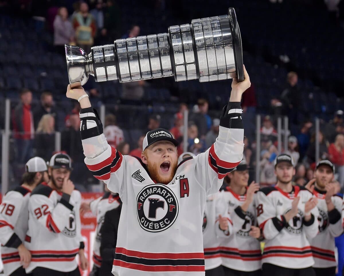 Nathan Gaucher soulève le trophée Gilles-Courteau, remis aux champions des séries éliminatoires de la LHJMQ.