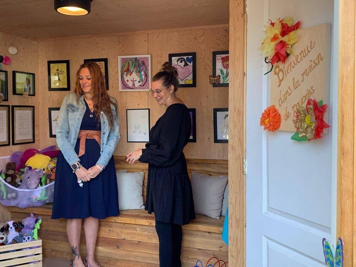 Leur mère, Amélie Lemieux, et la présidente de Deuil-Jeunesse, Josée Masson, visitent la maison de poupées de Romy.