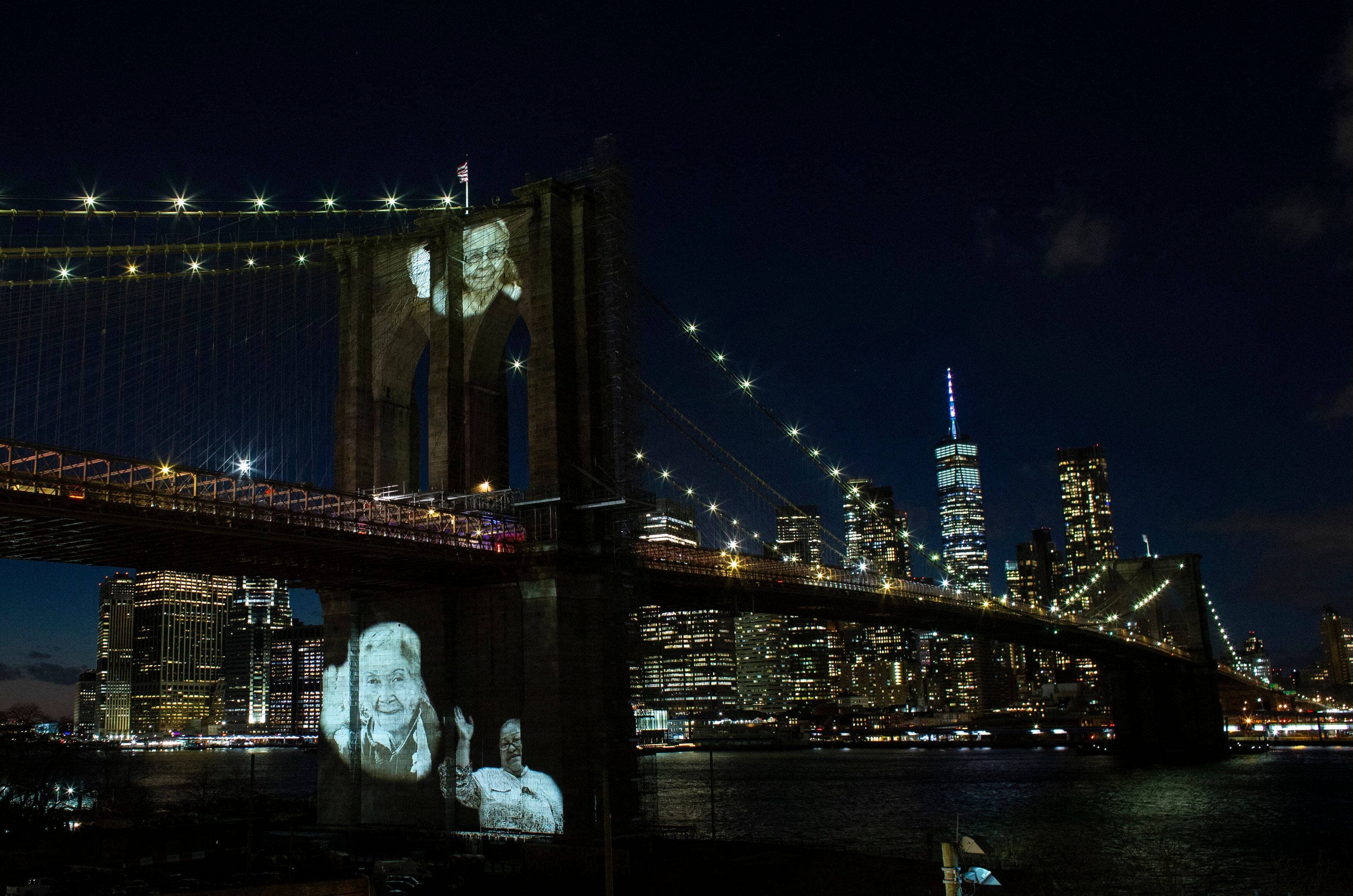 Des images de victimes de la COVID-19 sont projetées sur le pont de Brooklyn.