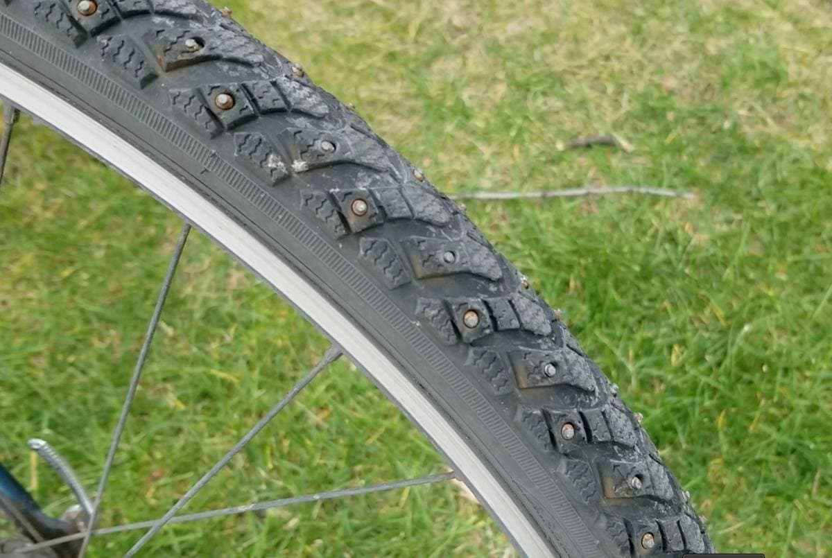 Magali Bebronne, chargée de programme chez Vélo Québec, estime qu’il est possible de s’initier au vélo d’hiver avec quelques modifications mineures sans pour autant vider son portefeuille. Sur la photo: un pneu d'hiver CAPTURE D'ÉCRAN CAMILLE LALANCETTE/24 HEURES/AGENCE QMI