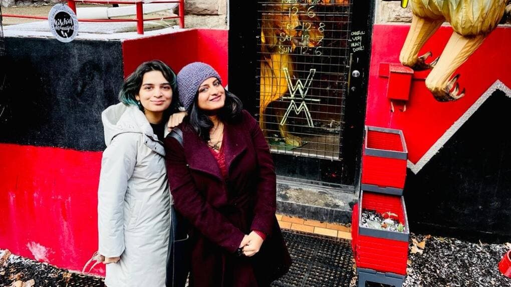 Dania Zafar (à gauche) et sa meilleure amie d'enfance, Saniya Khan (à droite), deux des victimes de l'incendie du Vieux-Montréal.