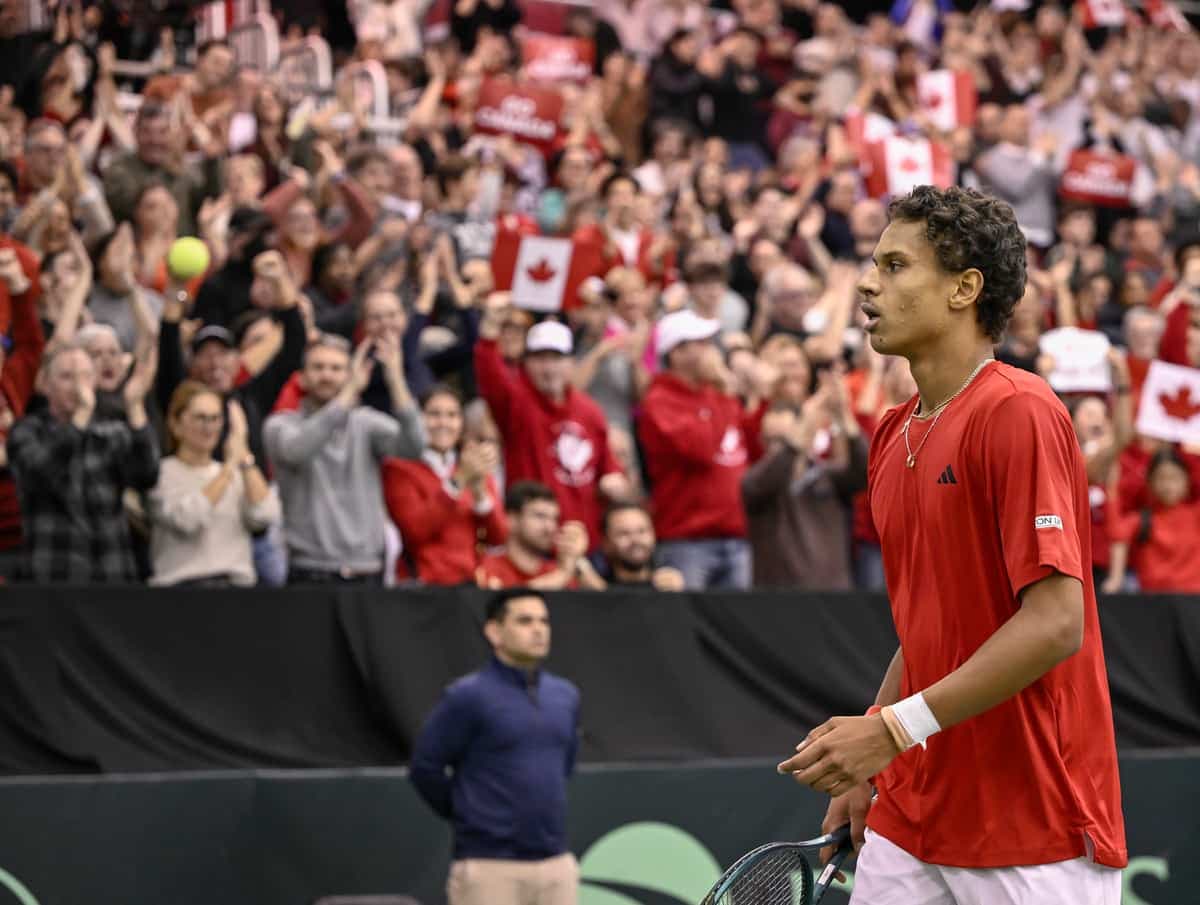 Gabriel Diallo, encouragé par la foule partisane aux couleurs du Canada.