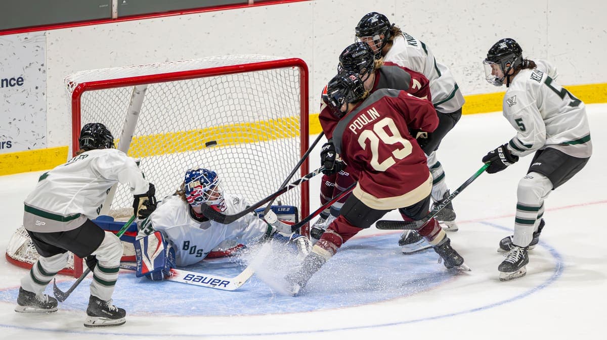 Marie-Philip Poulin s'était fait refuser un but lors du premier match de l'histoire de son équipe à Montréal, le 13 janvier, dans une défaite de 3 à 2 en prolongation face à Boston.