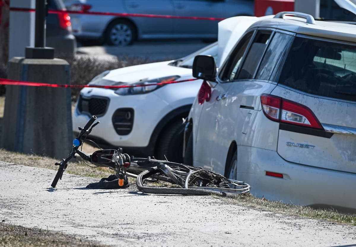 Le vélo du cycliste est demeuré au sol longtemps après l'accident, le temps que la scène du crime soit scrutée au peigne fin, le 13 avril 2023. On aperçoit la casquette de l'homme de 59 ans qui ne portait pas de casque. MAXIME DELAND/AGENCE QMI