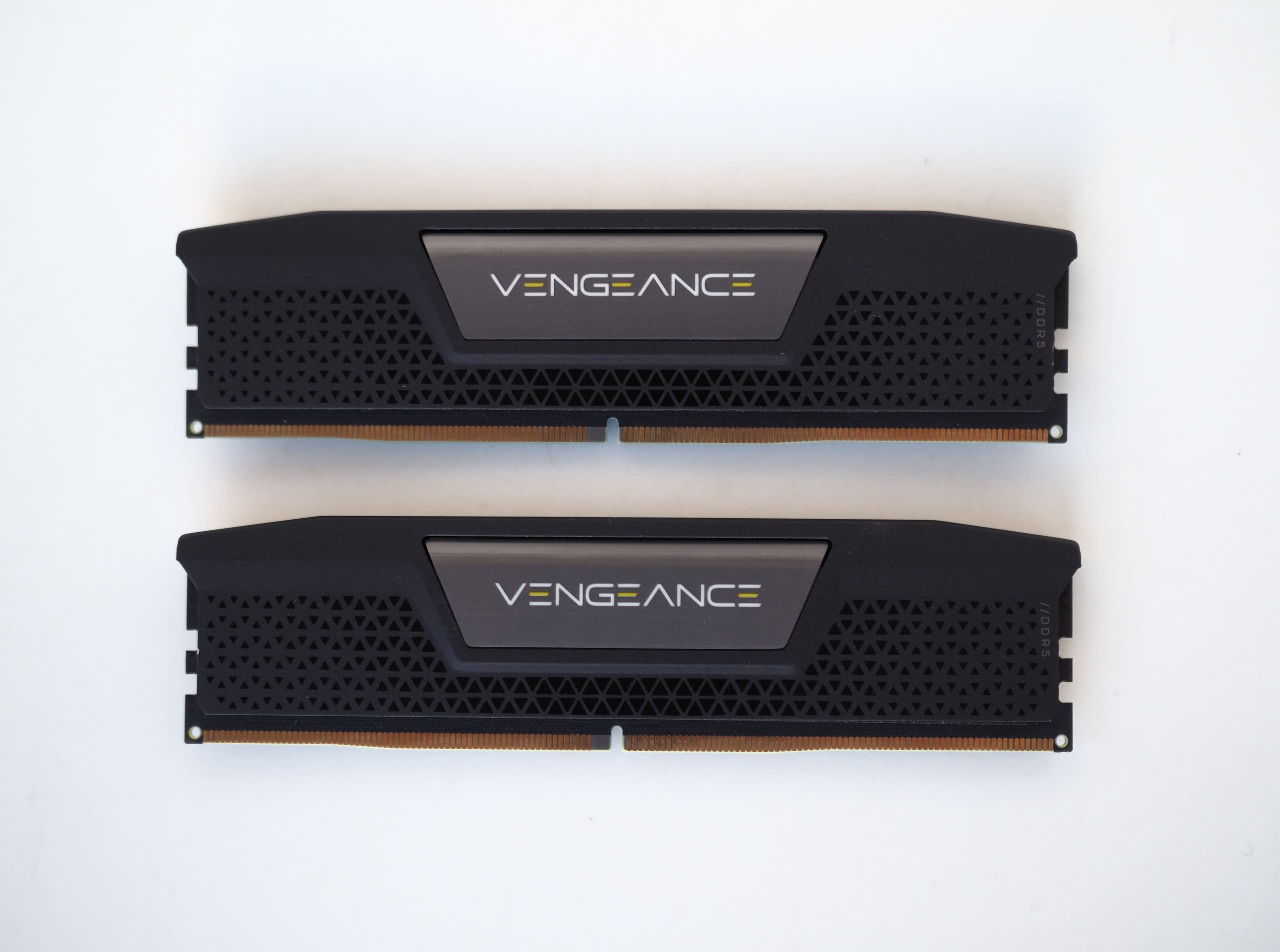 Les essais d’Alder Lake ont été effectués avec 32 Go de mémoire vive DDR5 Corsair Vengeance, cadencée à 4800 MHz.