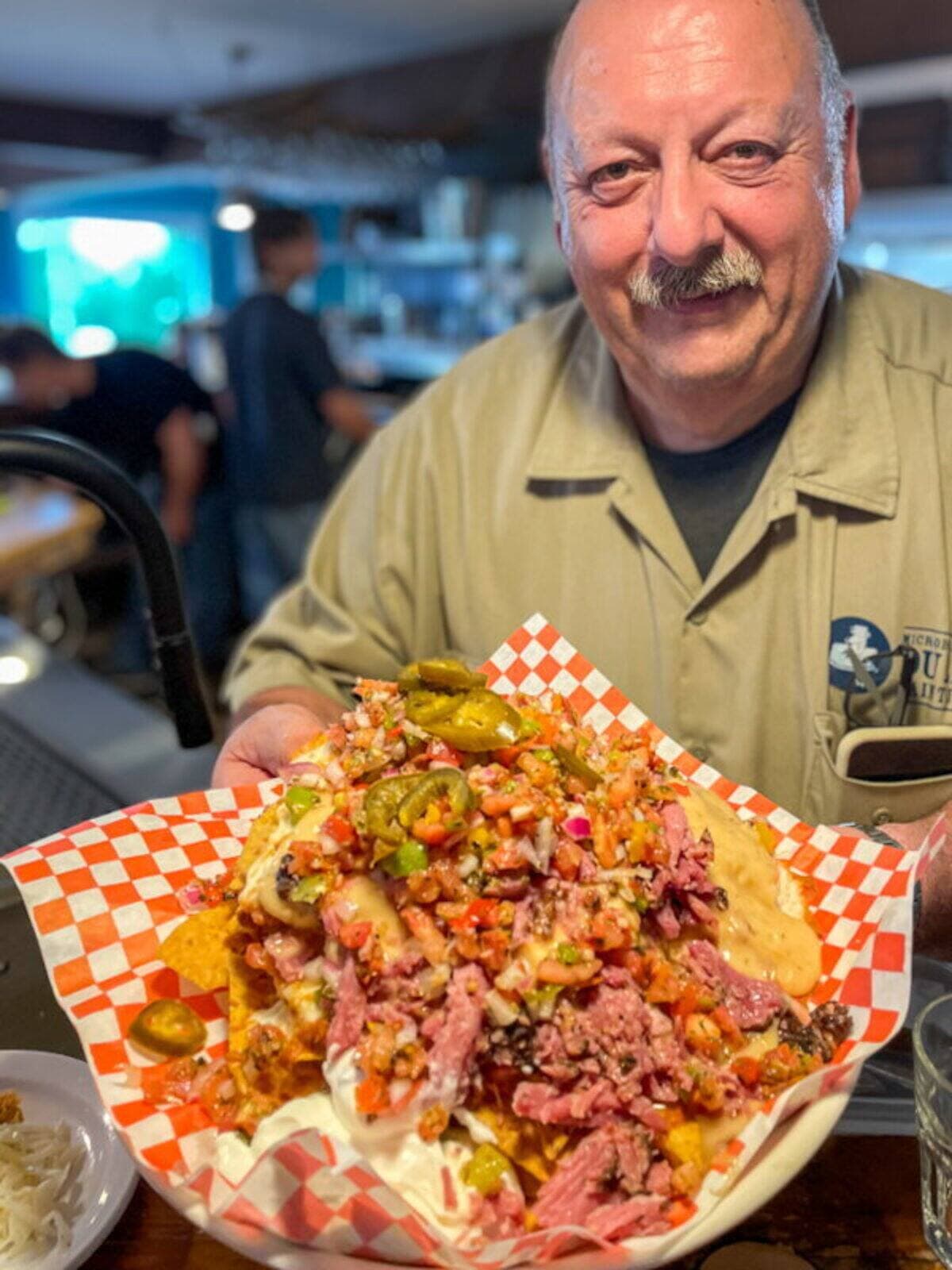 À la Microbrasserie du Lac Saint-Jean, les «nachos gourmets» du chef Paolo De Ciccio sont garnis avec du smoked meat infusé dans la stout impériale Rang 10.