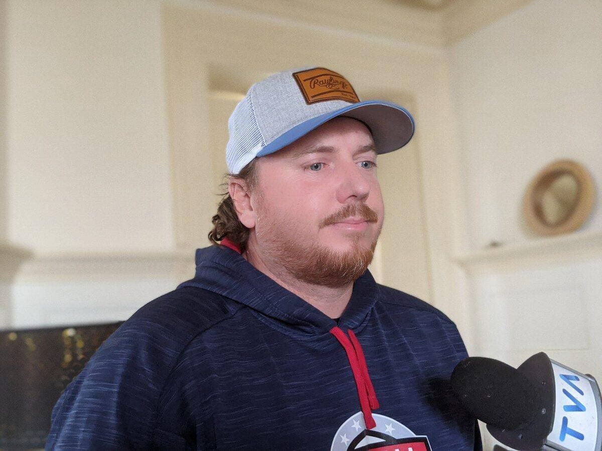 Brad Purcell, conjoint de Marie-France Rioux, croyait que sa voisine avait été happée par un véhicule. Il a rapidement appelé les secours et sa conjointe, qui est médecin à l'urgence, pour qu'elle vienne aider la victime.