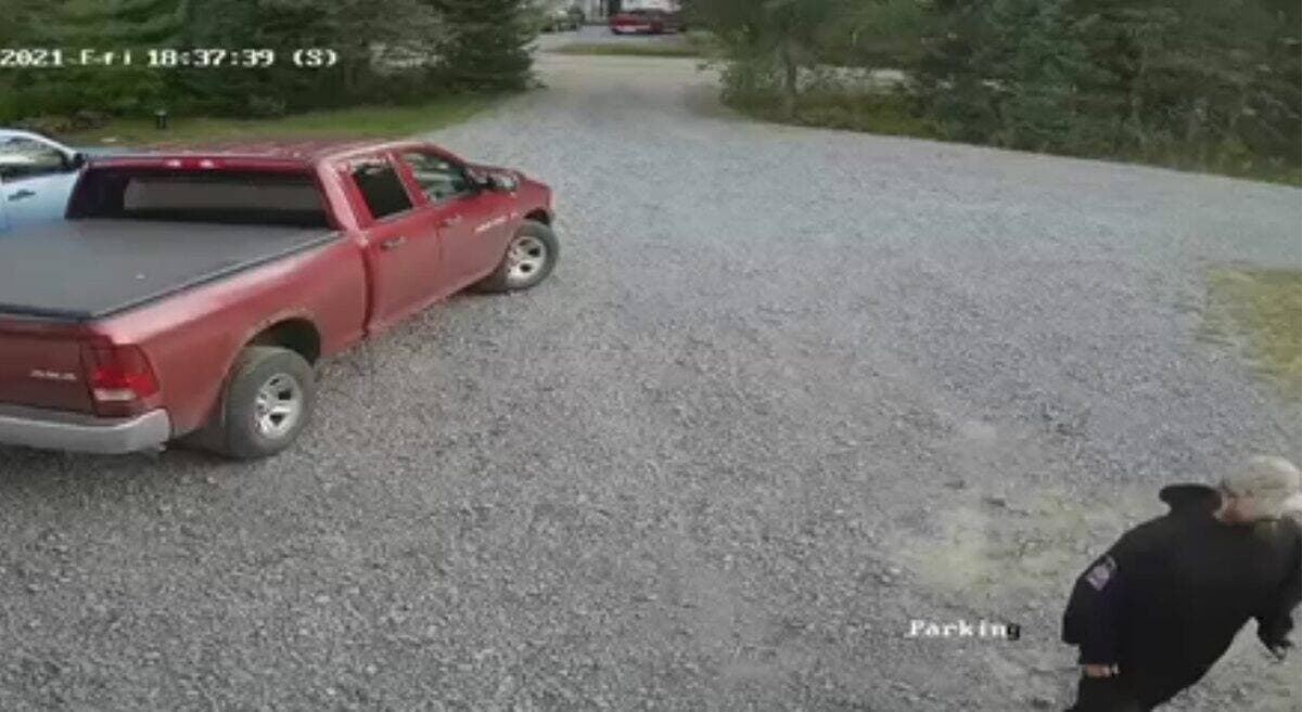 Martin Lévesque a été capté par une caméra de surveillance d’un de ses voisins alors qu’il allait à sa rencontre, en fin de journée le 10 septembre 2021 à Saint-Raymond de Portneuf.