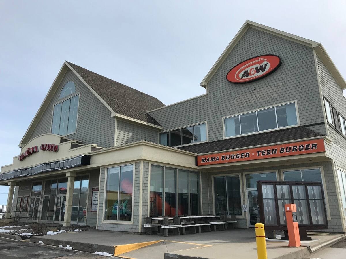 La COVID-19 et la pénurie de main-d’œuvre ont apporté leur lot de changement dans le paysage de la restauration rapide au cœur de Cap-aux-Meules, ville-centre des Îles-de-la-Madeleine. Sur la présente photo prise le 31 mars 2022: Édifice appartenant à Gestion P. Chevarie qui vient de résilier son contrat de franchise du A&W de Cap-aux-Meules. Hélène Fauteux / AGENCE QMI