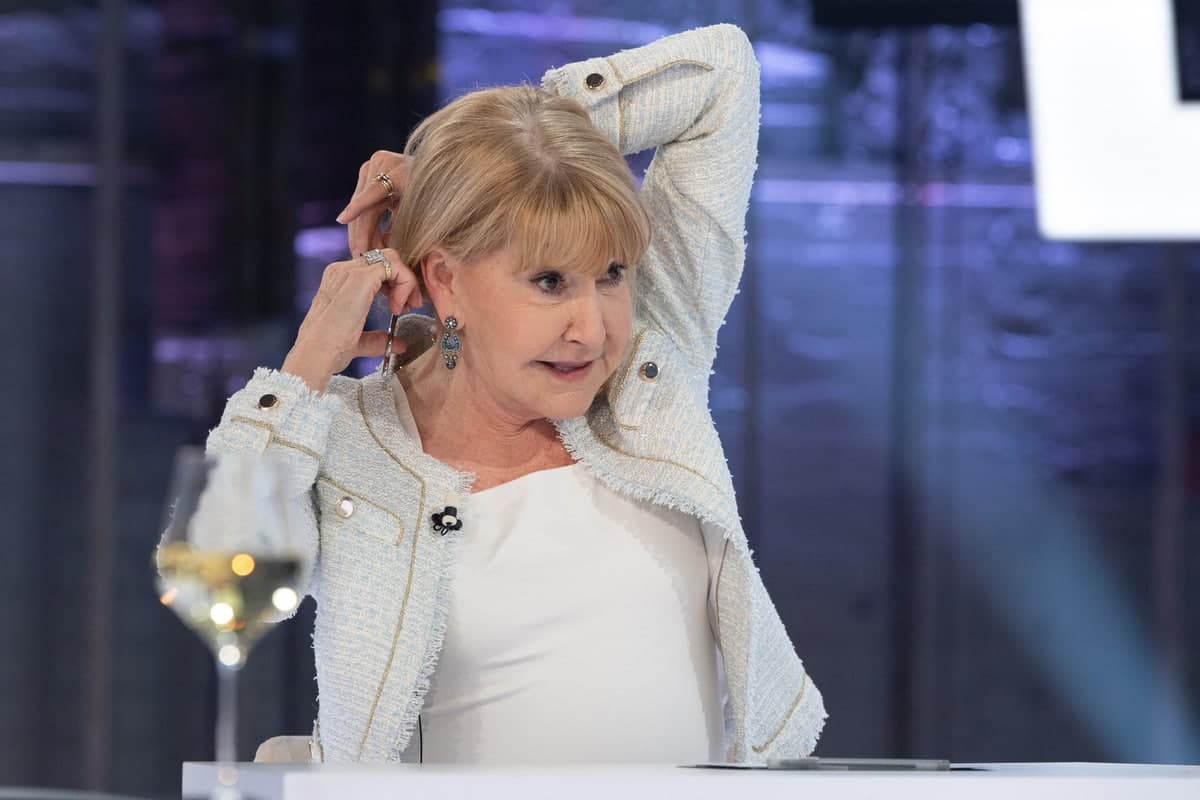 Louise Deschâtelets se coupant une mèche en solidarité avec les femmes iraniennes, lors du tournage de l’émission Le Monde à l’envers, animée par Stéphan Bureau, en direct et devant public, aux studios TVA, à Montréal le vendredi 7 octobre 2022.