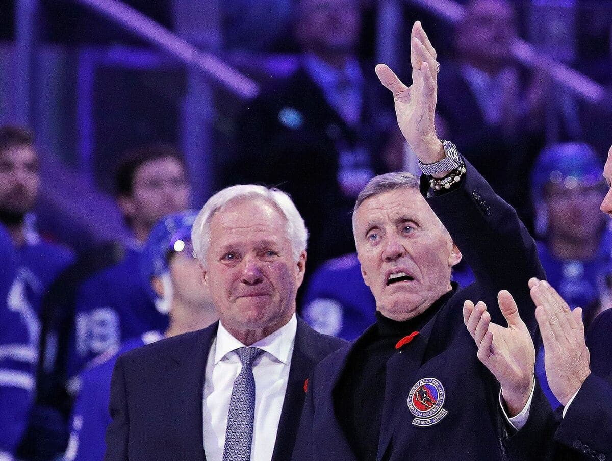 Darryl Sittler (gauche), visiblement ému, a levé le bras de Borje Salming (droite) pour saluer la foule, vendredi.