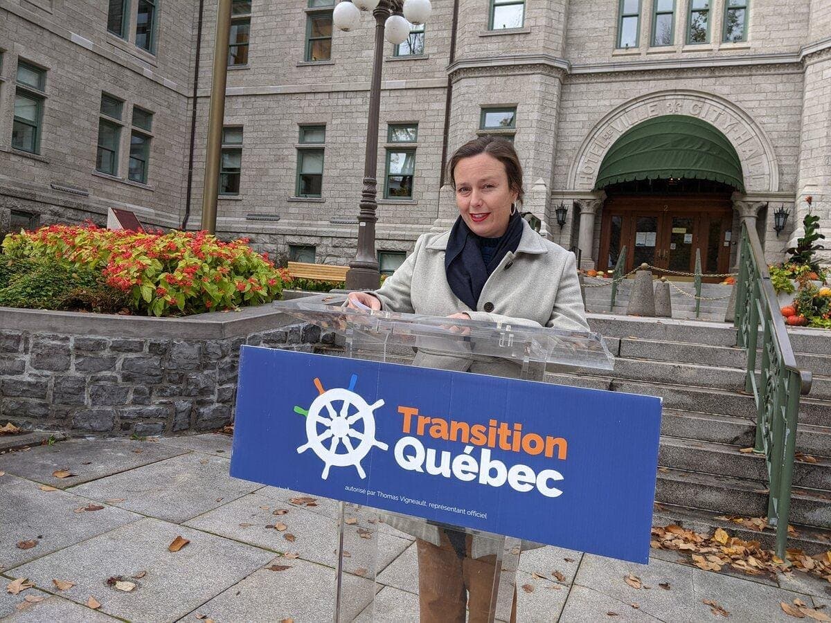 La chef de Transition Québec, Jackie Smith, en conférence de presse jeudi matin.