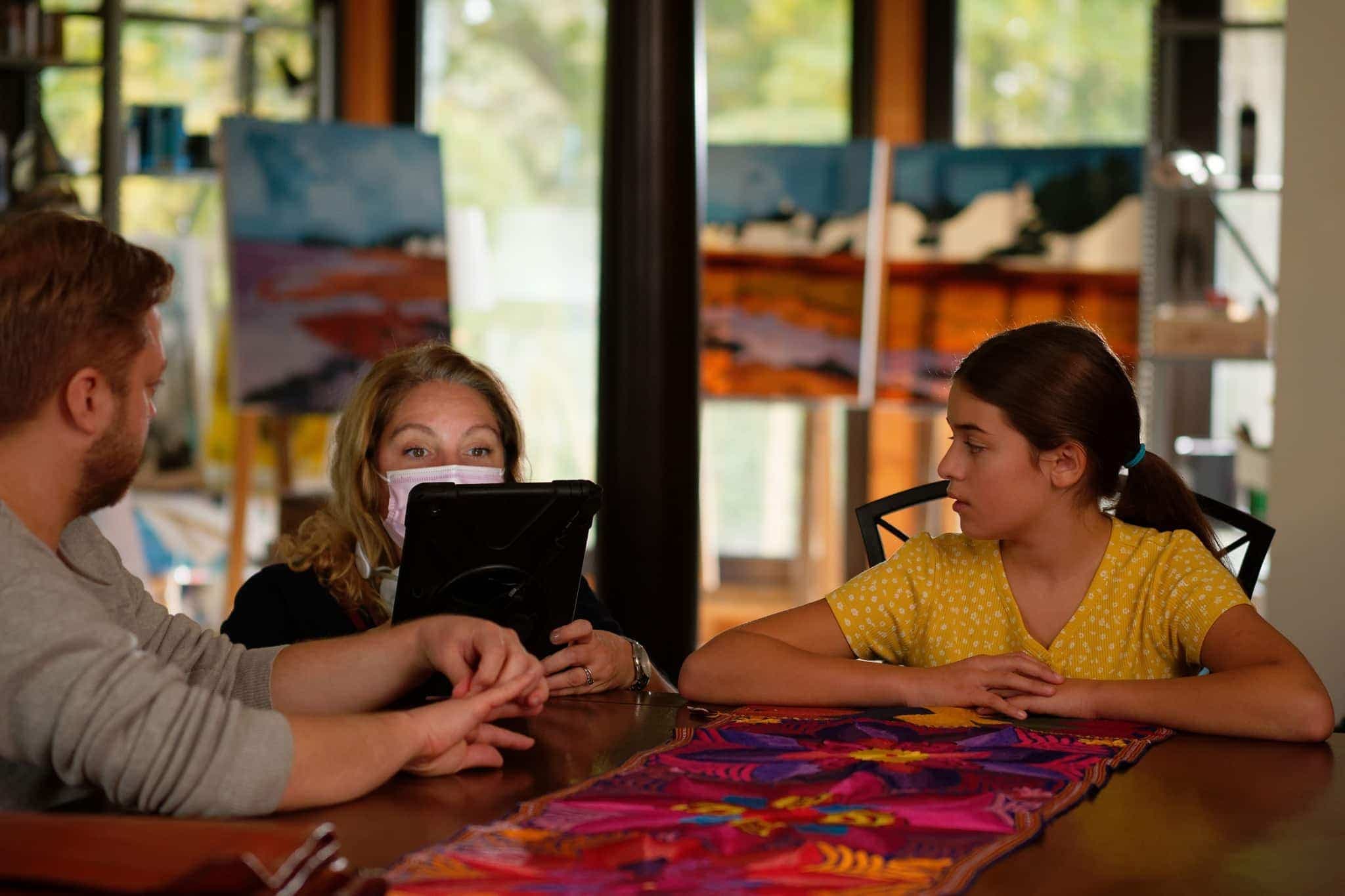 Guillaume Lambert et la jeune comédienne Léa-Kim Lafrance Leroux sur le plateau de tournage.