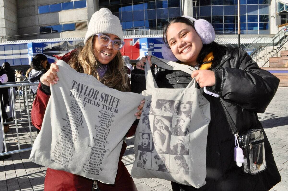 Nicole Acaso et Bethel Omero étaient tout sourire après avoir fait leurs achats à la boutique Taylor Swift au Centre Rogers de Toronto, mardi matin.