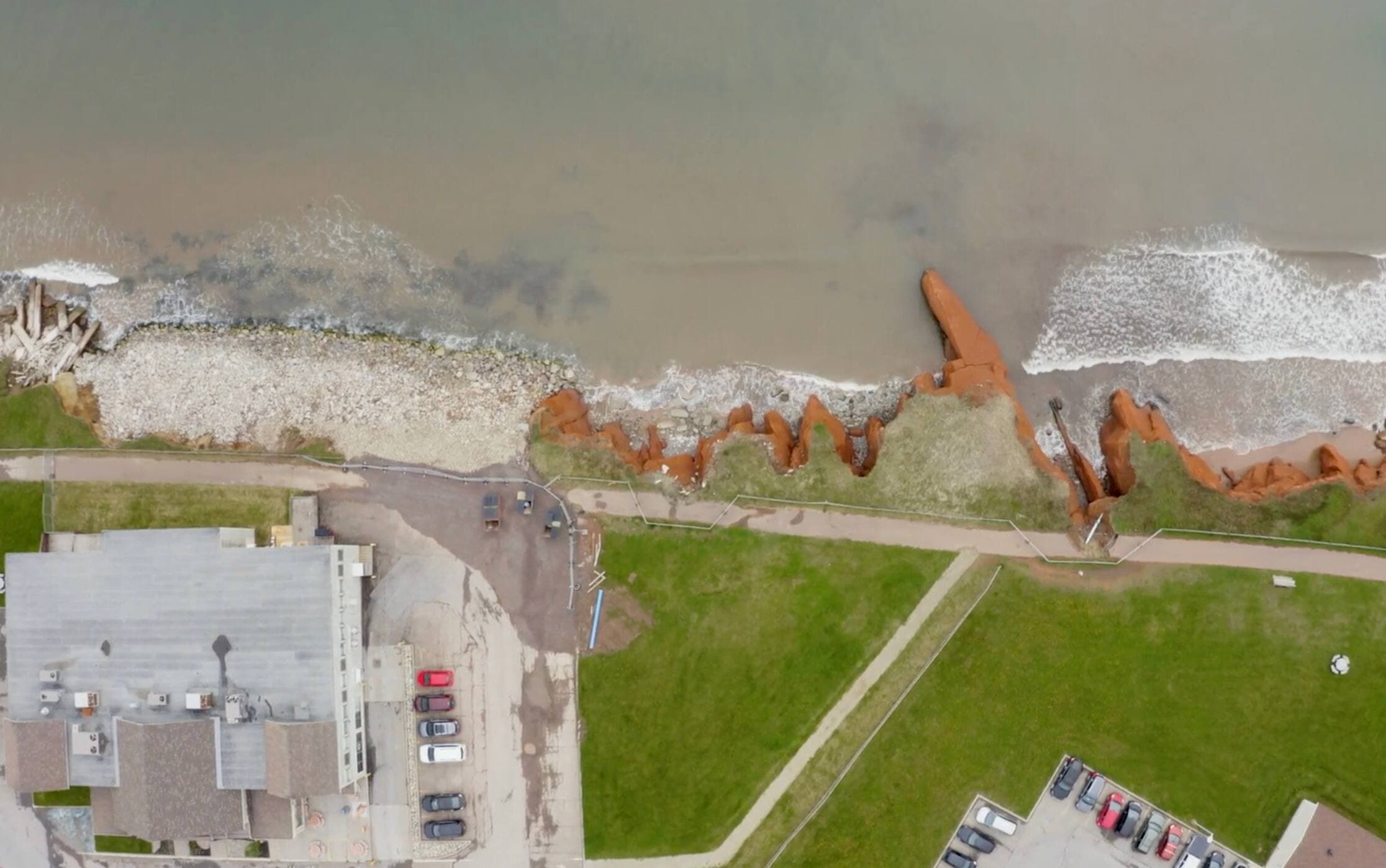 Des travaux doivent être faits pour protéger la côte à proximité de commerces.