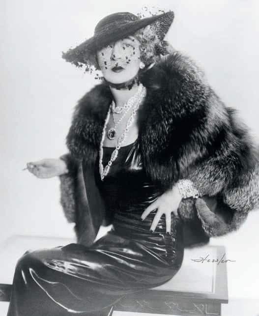 EVALYN WALSH McLEAN, PORTANT LA FAMEUSE PIERRE BLEUE