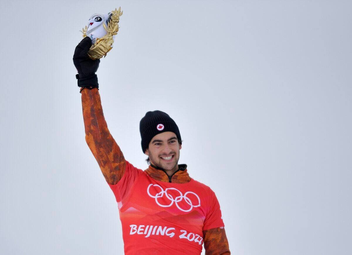 Le photo-finish a été nécessaire pour confirmer la victoire de justesse de l’Autrichien Alessandro Haemmerle sur Éliot Grondin. On voit l’athlète beauceron tenant fièrement une récompense à l’effigie des Jeux de Pékin soit Bing Dwen Dwen.