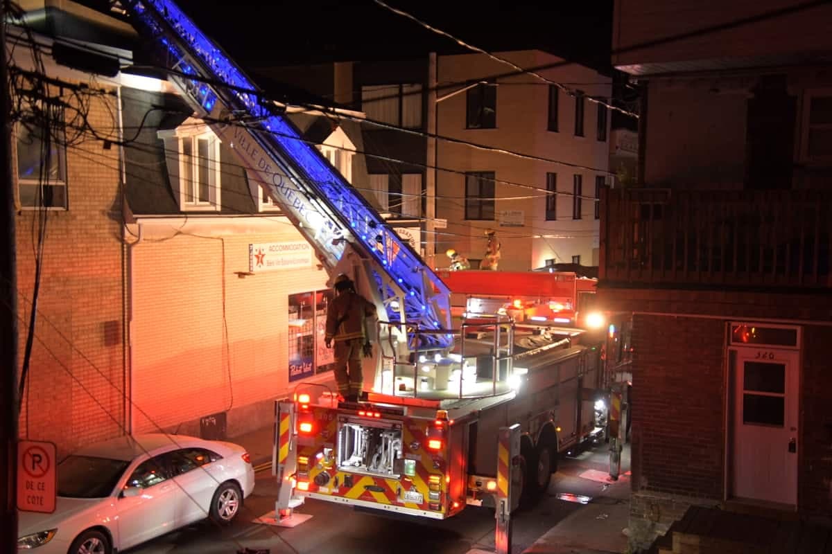 Une cinquantaine de pompiers sont intervenus pour éteindre l’incendie survenu au 320, rue Saint-Luc, en basse-ville de Québec, dans la nuit de dimanche à lundi.