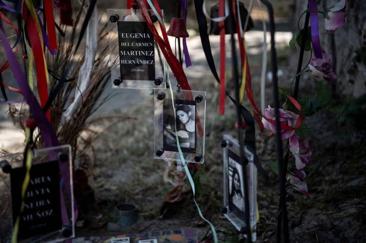 Des photos des victimes du régime de Pinochet devant le centre de détention «Venda Sexy».